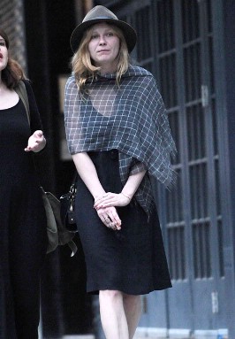 Stay snug in fashionable winter warmers! - Kirsten Dunst - 9