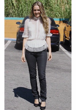 Street Style - Alicia Silverstone is car lot hot!