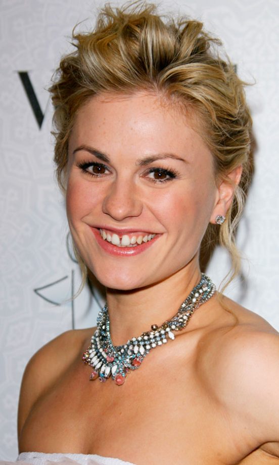 Anna Paquin At The Art of Elysium's Tie Gala Wearing A Blue & Silver Statement Necklace, January 2010