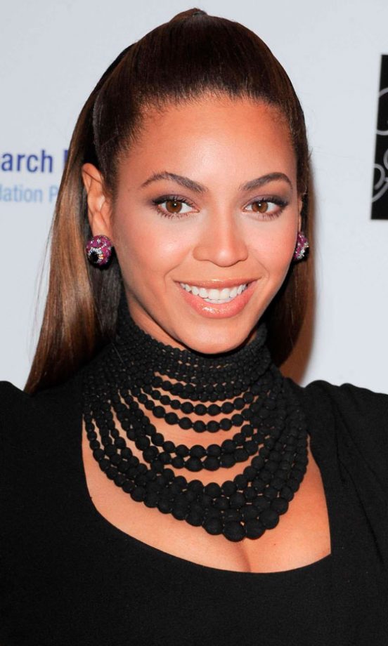 Beyoncé Knowles Wearing A Black Statement Necklace, February 2009