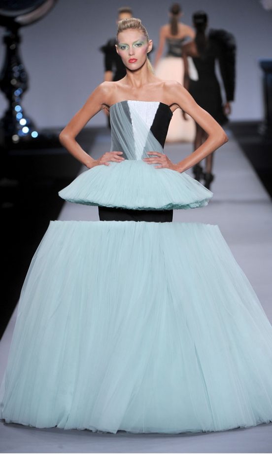 Viktor & Rolf Spring/Summer 2010 Catwalk Show