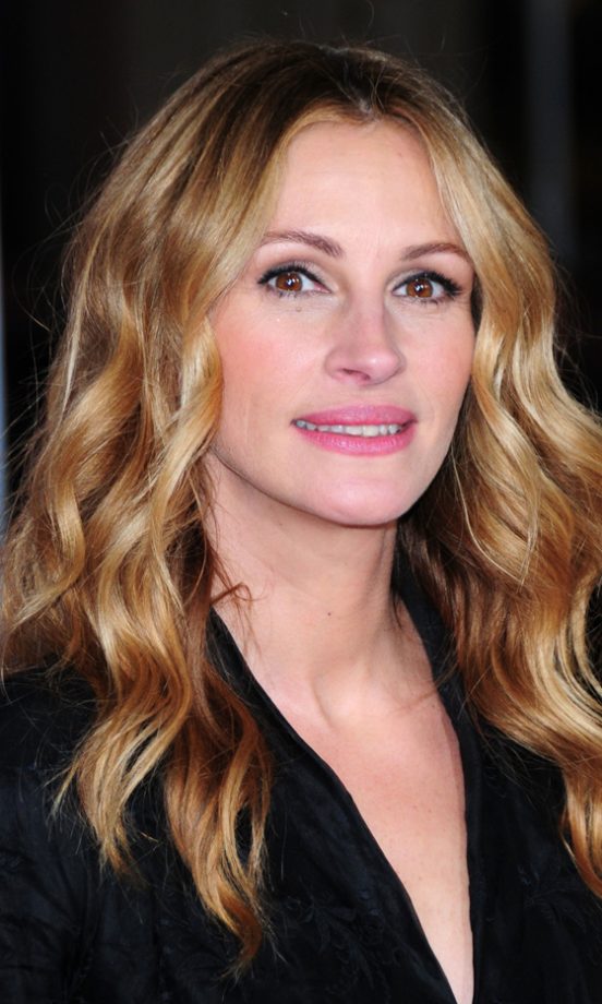 Julia Roberts Sporting A Wavy Sunkissed Hairstyle At Valentine's Day Film Premiere In LA, February 2010