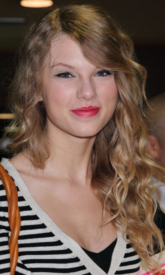 Taylor Swift Sporting A Sunkissed Hairstyle At The Narita International Airport, March 2010