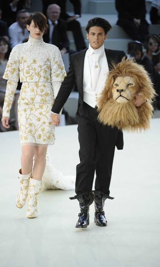 Chanel Haute Couture Autumn/Winter 2010/11 Fashion Show