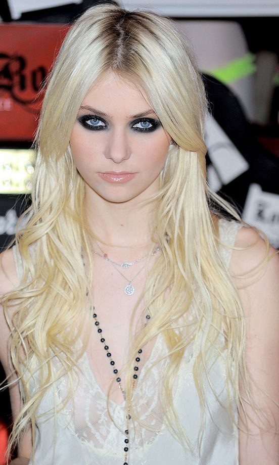 Taylor Momsen's Goes For A Platinum Blonde Hairstyle, 2010