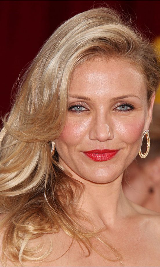 Cameron Diaz Caused A Beauty Frenzy At The Oscars With Her Side-Swept Hairstyle , 2010