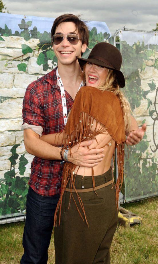 Drew Barrymore Hugs Justin Long At V Festival 2010