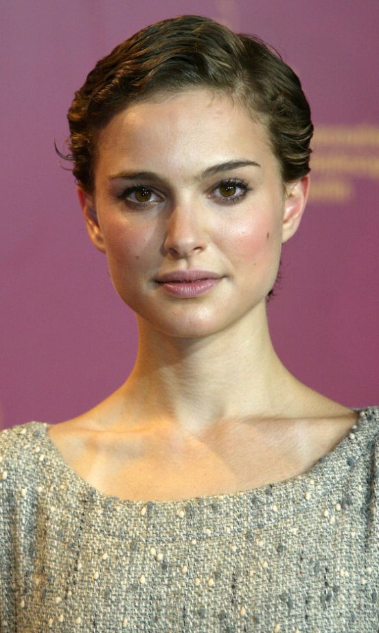 Natalie Portman Looks Elegant And Chic With Her Dark Vintage Waved Crop, 2006