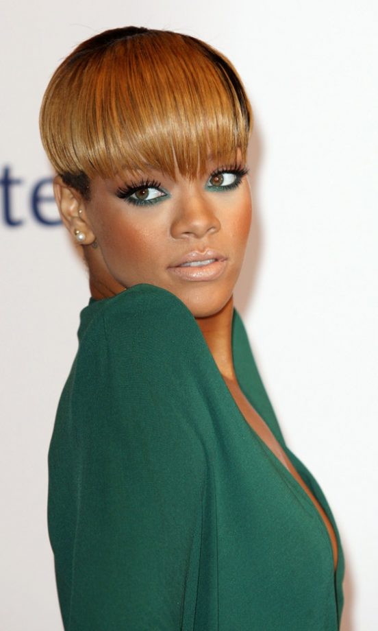 Rihanna Debuts A Blonde Crop At The Echo Awards With Dramatic Eye Make-Up, 2010