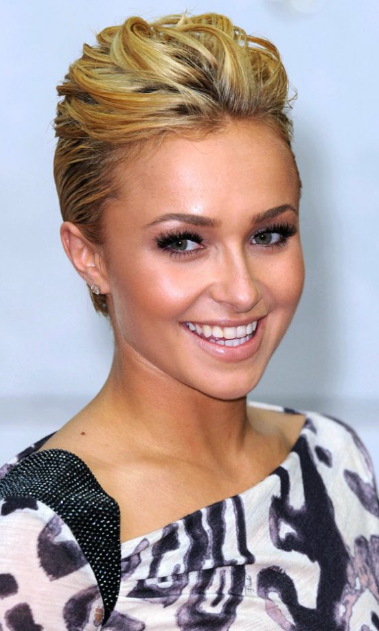 Hayden Panettiere Wows With A Highlighted Cropped Hairstyle At The 2010 World Music Awards