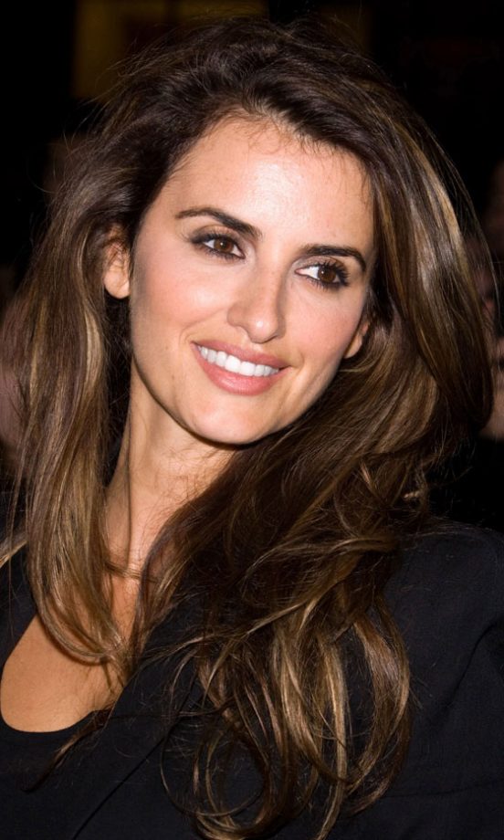Penelope Cruz Goes For A Big Bouncy Blow Out, 2009