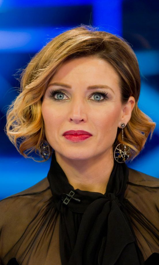 Dannii Minogues Styles Her Hair In A Side Parting With Loose Curls On The X Factor 2010
