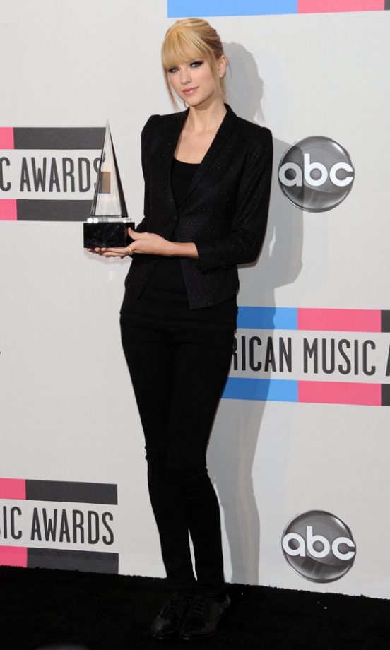 Taylor Swift Looks All Grown Up In Head To Toe Black At The American Music Awards 2010