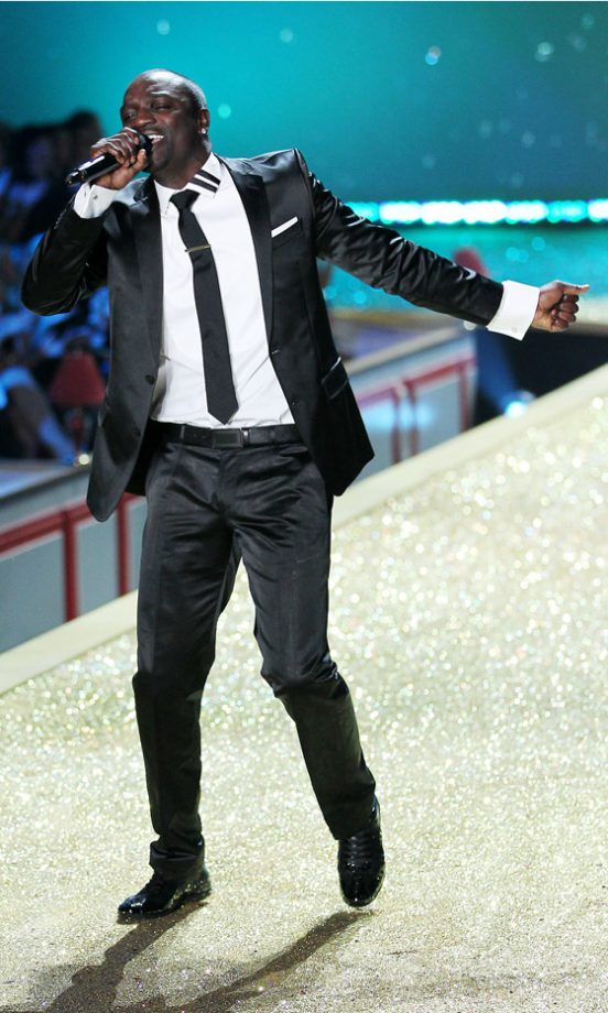 Akon Performs At The Victoria's Secret Fashion Show 2010