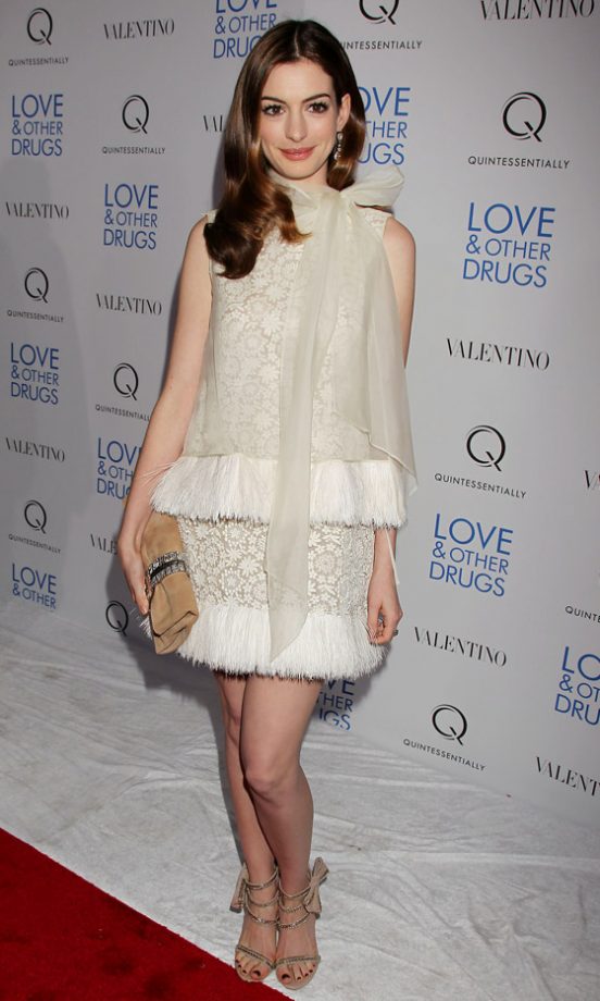 Anne Hathaway Looks Effortlessly Chic At The Love and Other Drugs New York Film Premiere 2010
