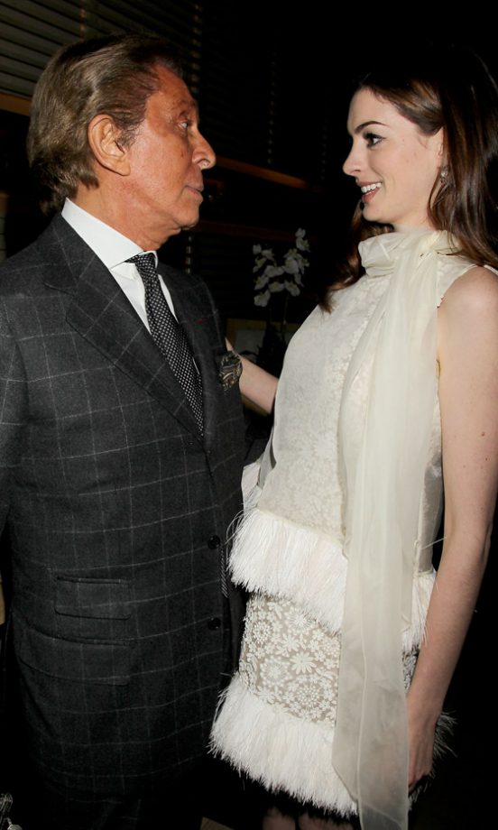 Anne Hathaway And Valentino Garavani Catch-Up At The Love and Other Drugs' New York Film Premiere 2010