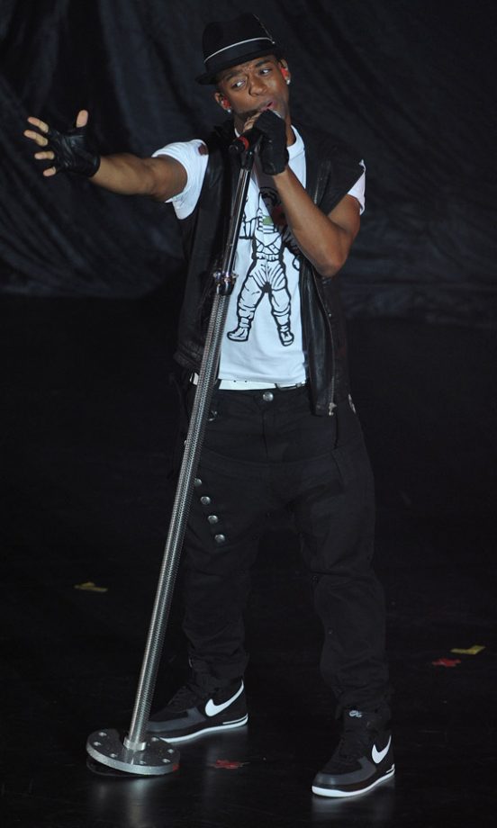 Oristé Jolomi Matthew Soloman Williams Performs With JLS At The BBC Radio 1 Teen Awards 2010