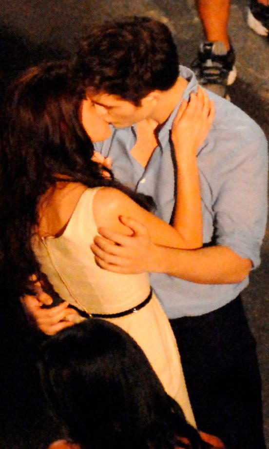Kristen Stewart And Robert Pattinson Kissing On The Set Of Breaking Dawn