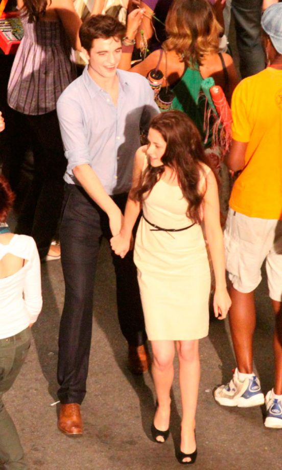 Kristen Stewart And Robert Pattinson Hold Hands As They Shoot Breraking Dawn In Brazil