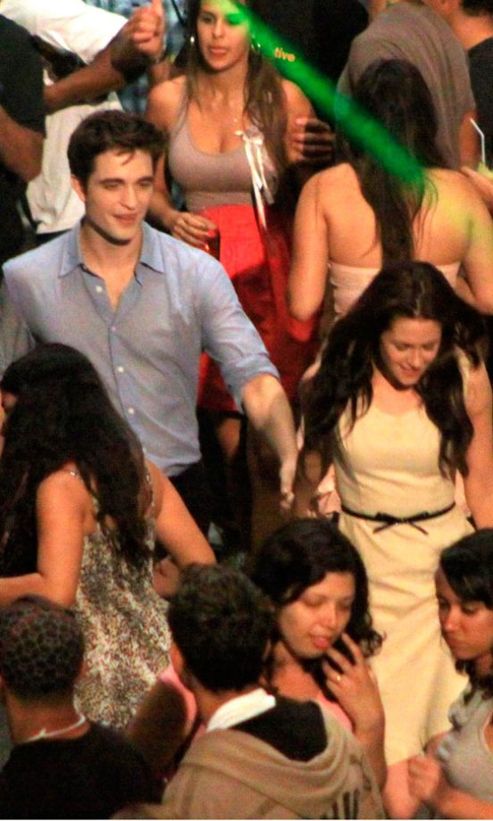 Kristen Stewart And Robert Pattinson Film The Journey To The Honeymoon In Breaking Dawn