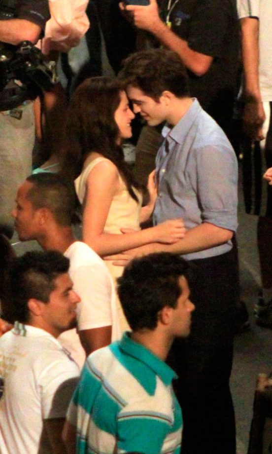 Kristen Stewart And Robert Pattinson Get Close On The Set Of Twilight: Breaking Dawn