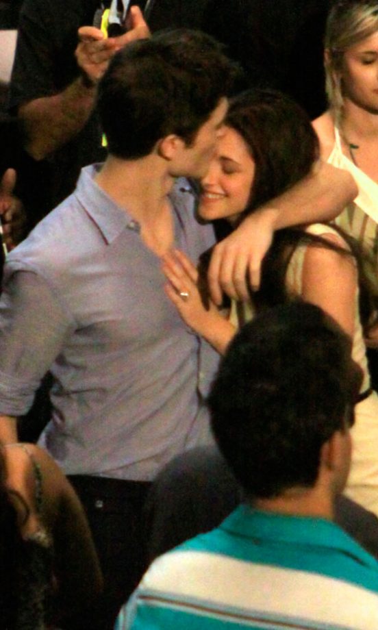 Kristen Stewart And Robert Pattinson Share A Moment On Set As Edward And Bella
