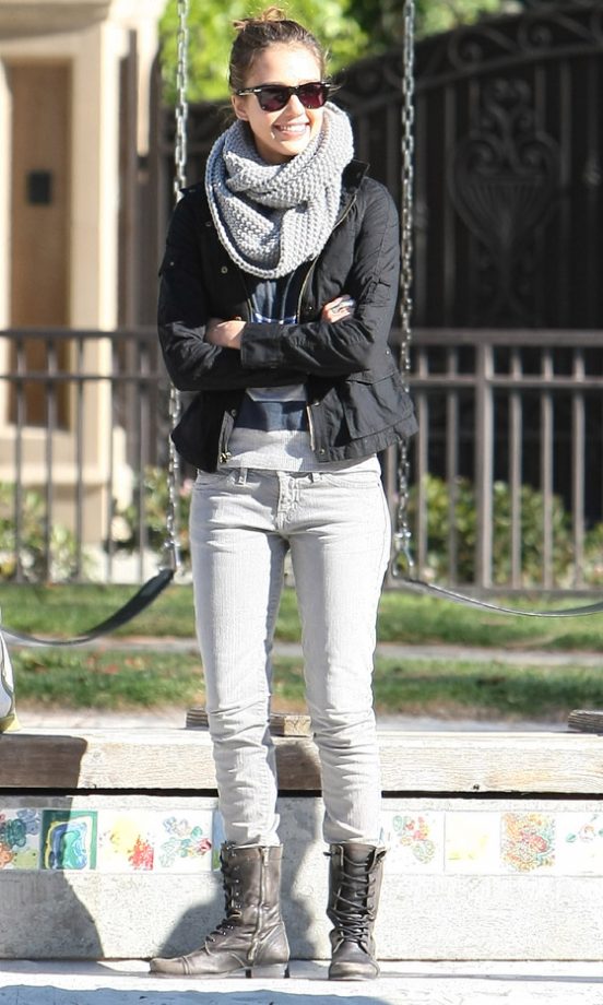 Jessica Alba Looks Effortlessly Chic In Los Angeles 2010