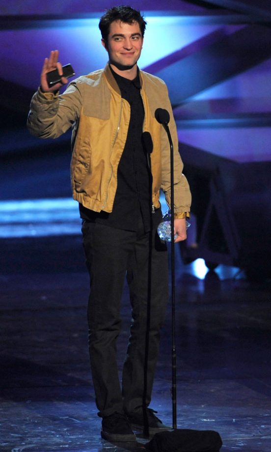 Robert Pattinson On Stage At The People's Choice Awards 2011