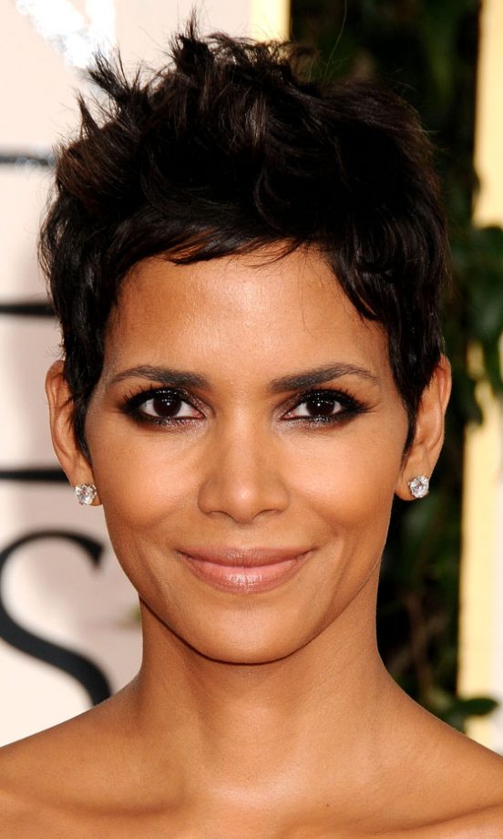 Halle Berry With A Pixie Crop Hairstyle At The Golden Globe Awards, 2011