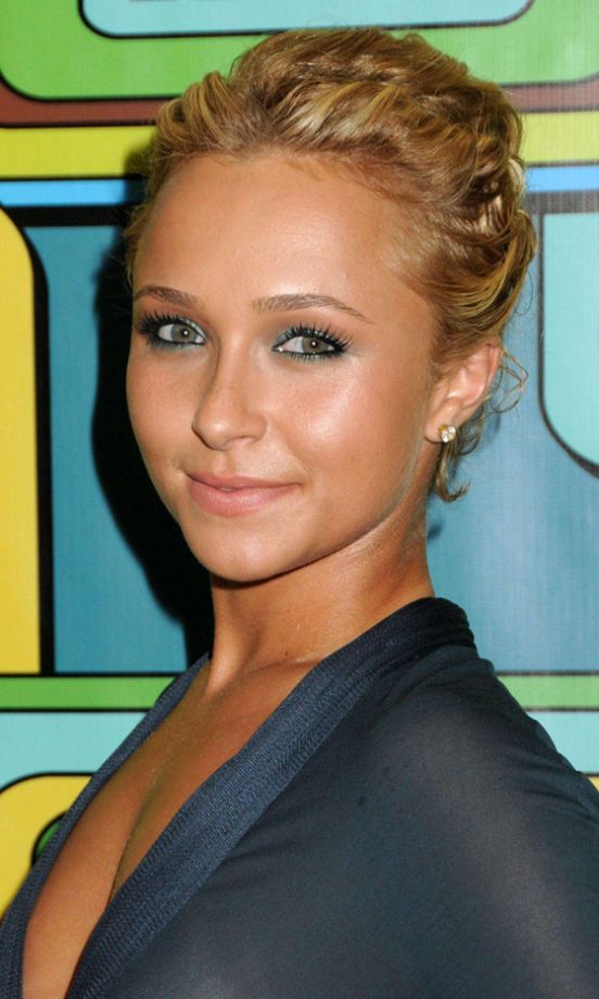 Hayden Panettiere With A Wavy Blonde Hairstyle At The Golden Globe Awards, 2011