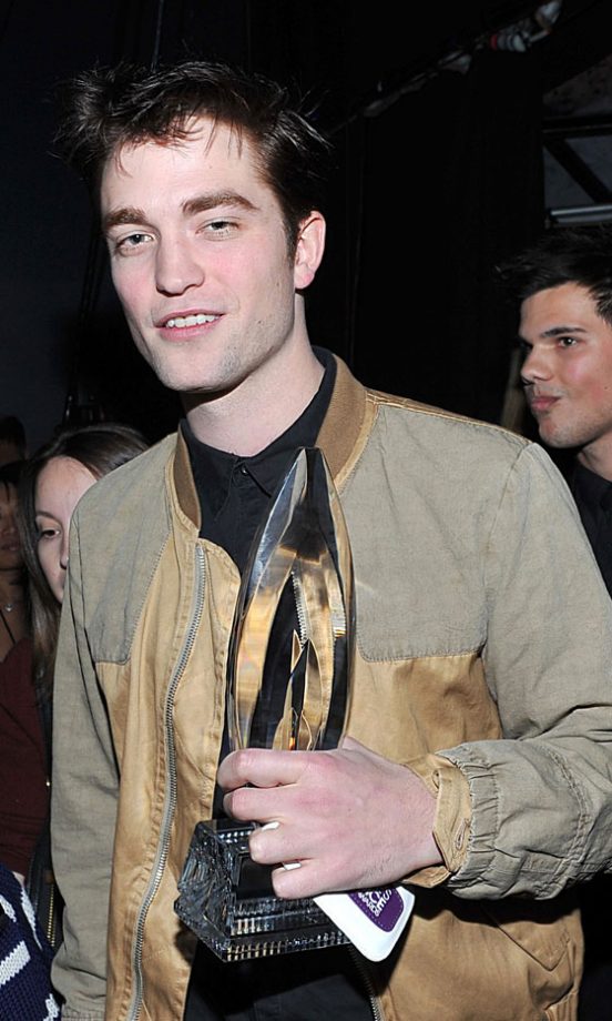 Robert Pattinson Proudly Shows His Award Backstage At The People's Choice Awards 2011