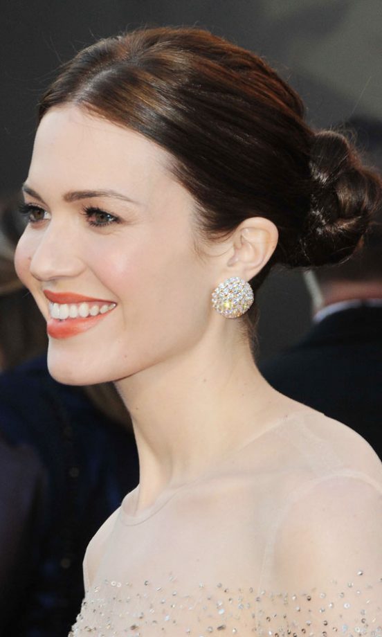 Mandy Moore With A Low-Bun Hairstyle At The Oscars 2011