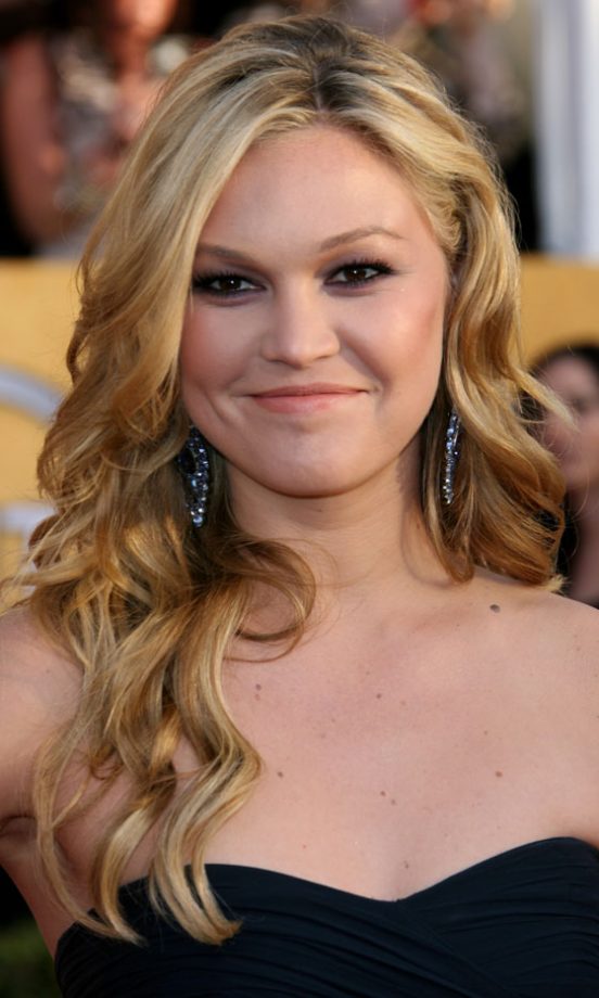 Julia Stiles Completed Her Look With A Voluminous Wavy Hairstyle At The Screen Actors Guild Awards 2011
