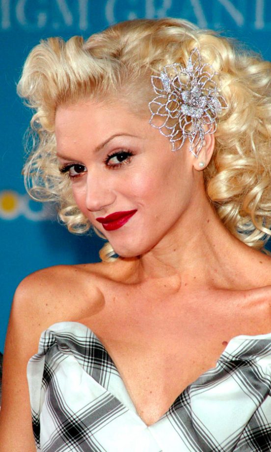 Gwen Stefani Accents Her Curls With A Large Flower Hair Accessory At The Billboard Music Awards, December 2004