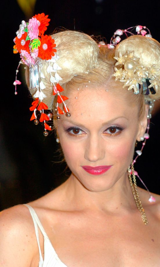 Gwen Stefani Channels The Harajuku Girls With Japanese Inspired Hair Accessories At The MTV Europe Awards, November 2004