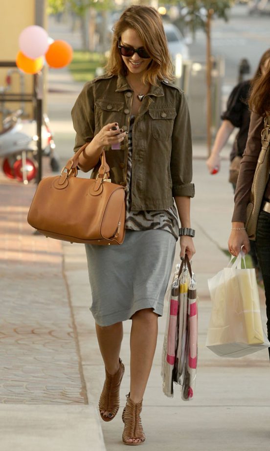 Another Chic Outfit From Laid-Back Style Queen, Jessica Alba, 2011