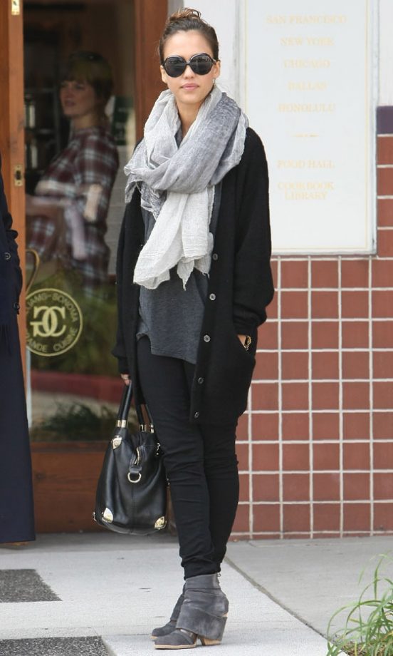 Colour Co-Ordinate Your Accessories Like Jessica Alba For A Chic Saturday Outfit, 2011