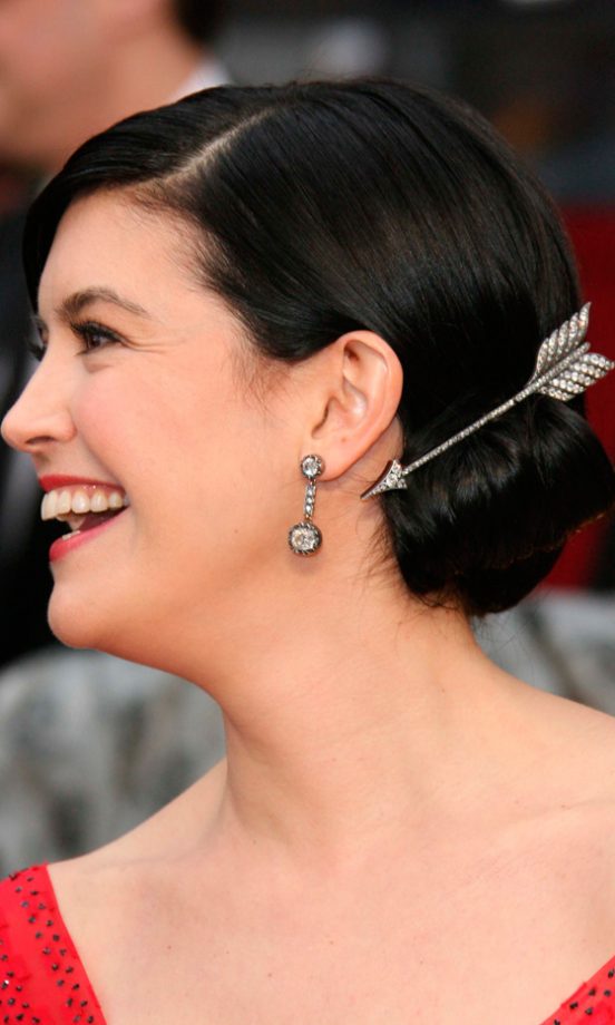 Phoebe Cates Spices Up Her Updo With A Quirky Jeweled Arrow Hair Accessory At The 81st Annual Academy Awards, February 2009
