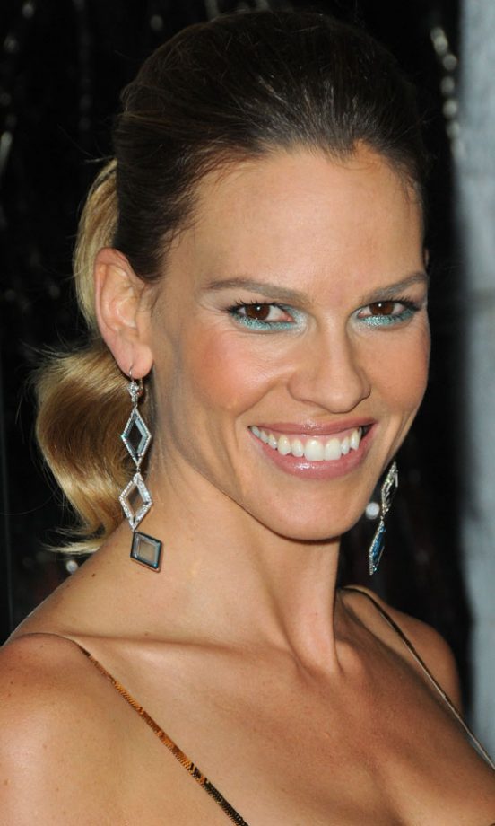 Hilary Swank Brightens Her Make Up With An Aquamarine Eyeliner, 2010
