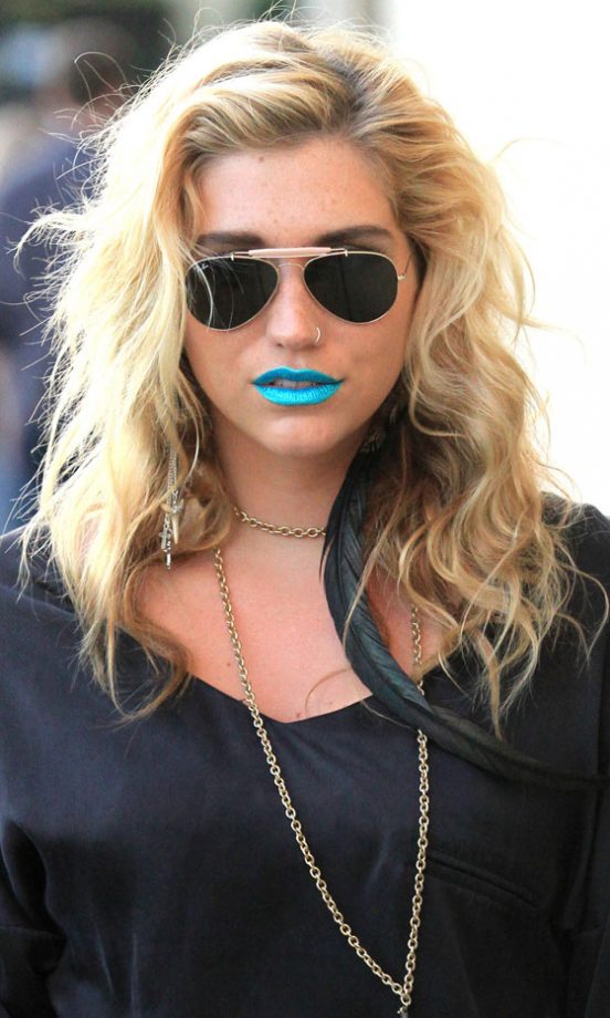 Quirky Kesha Sports A Futuristic Blue Lip, 2010