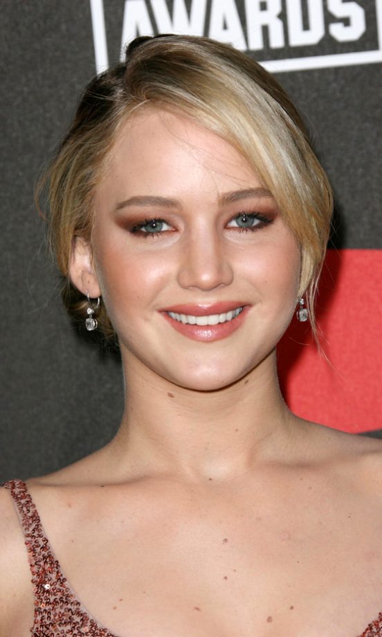 Jennifer Lawrence Creates A Strong Make-Up Look With Bronze Eye Shadow, 2011