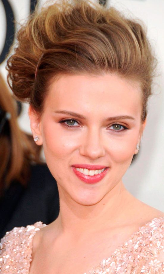 Scarlett Johannsson's Berry Pink Lipstick Completes Her Romantic Red Carpet Look, 2011