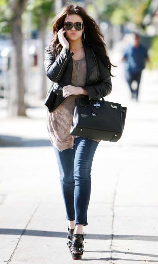 Khloe Kardashian Looks Super Hot In 7/8 Length Jeans And Towering Heels, 2011