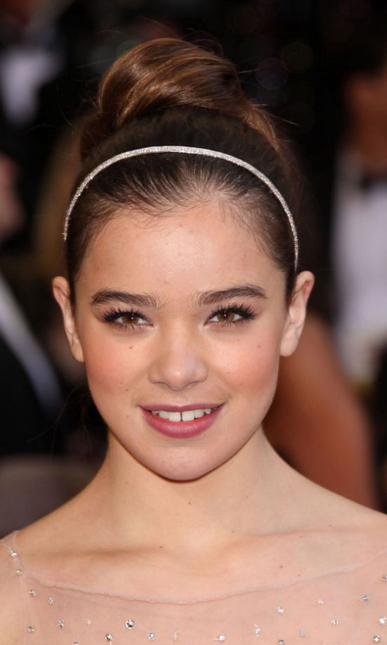 Hailee Steinfeld Adds A Pretty Hair Band To Her Red Carpet Hair Look, February 2011
