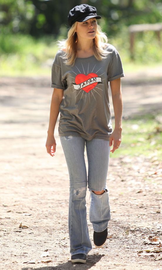 Malin Akerman Shows Her Support For Tsunami Victims In Japan In A Printed T-Shirt, 2011