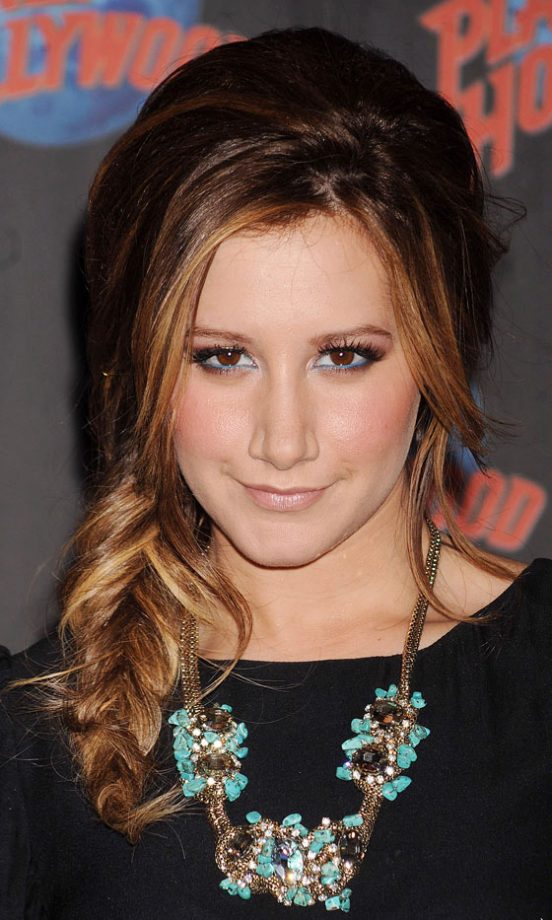 Ashley Tisdale Matches Her Eyeliner To Her Necklace With A Pop Of Bright Blue, 2011