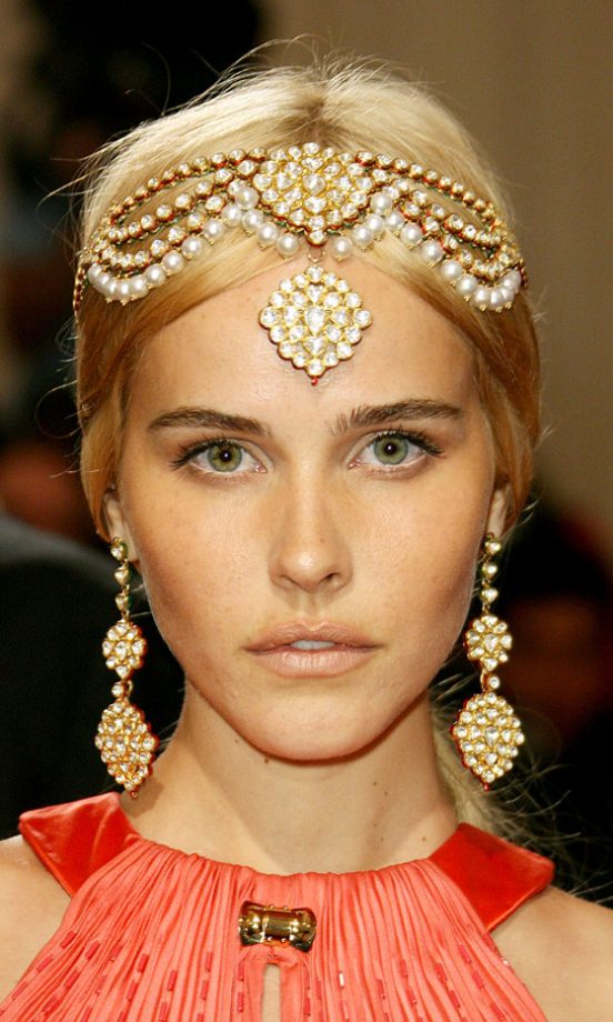 Isabel Lucas' Statement Hair Accessory Is The Perfect Way To Update Your Usual Look, 2011