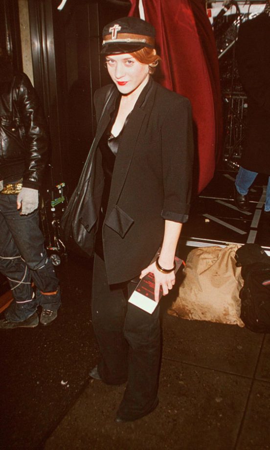 Chloë Sevigny Adds A Vintage Captain's Hat To Her Menswear Inspired Outfit At The New York Film Premiere Of Hannibal, 2001