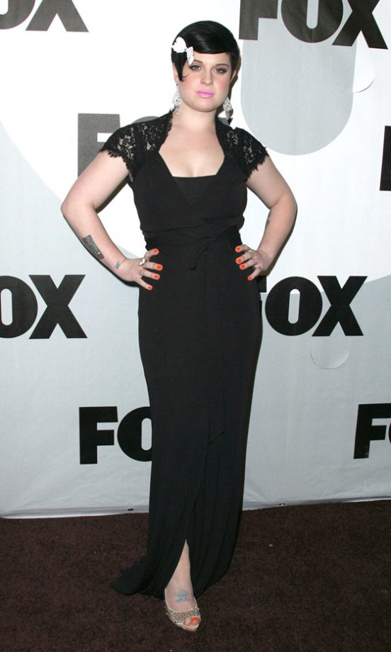 Kelly Osbourne Accessorises Her All Black Ensemble With Tangerine Talons, 2009