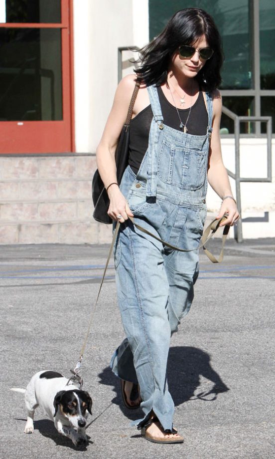 Mum-To-Be, Selma Blair Looks Effortlessly Cool In Light Wash Denim Dungarees, 2011